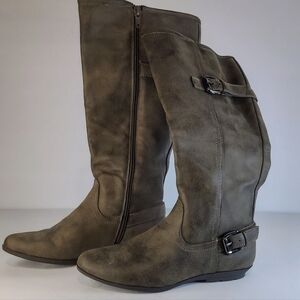 Tall knee-high riding boots,